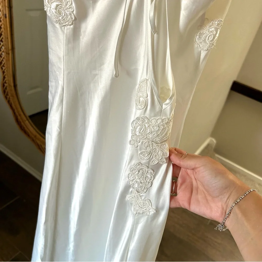 Victoria’s Secret / White Floral Appliqué Mesh Lingerie Nightgown Slip
